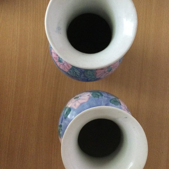 Two matching Chinese ceramic vases small hand painted 8" - Picture 4 of 5